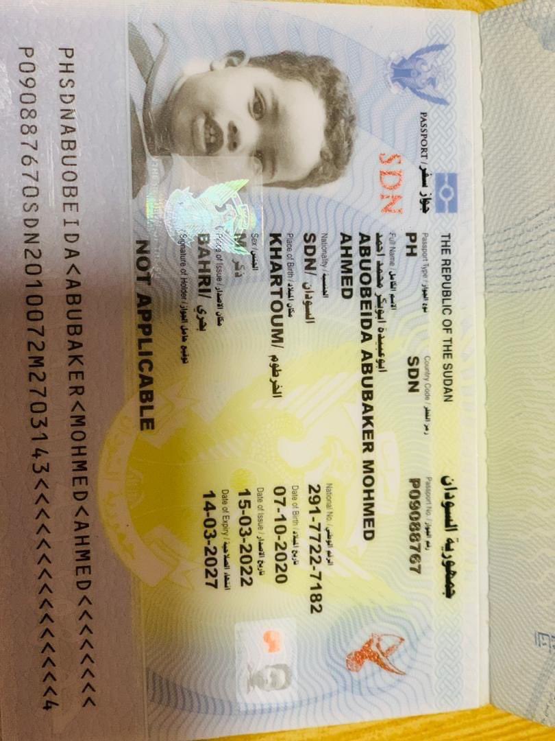 الجواز دا اتلقى في الشارع جمب السفارة المصرية في السودان 
لو في زول بيعرف الطفل دا يورينا 😇