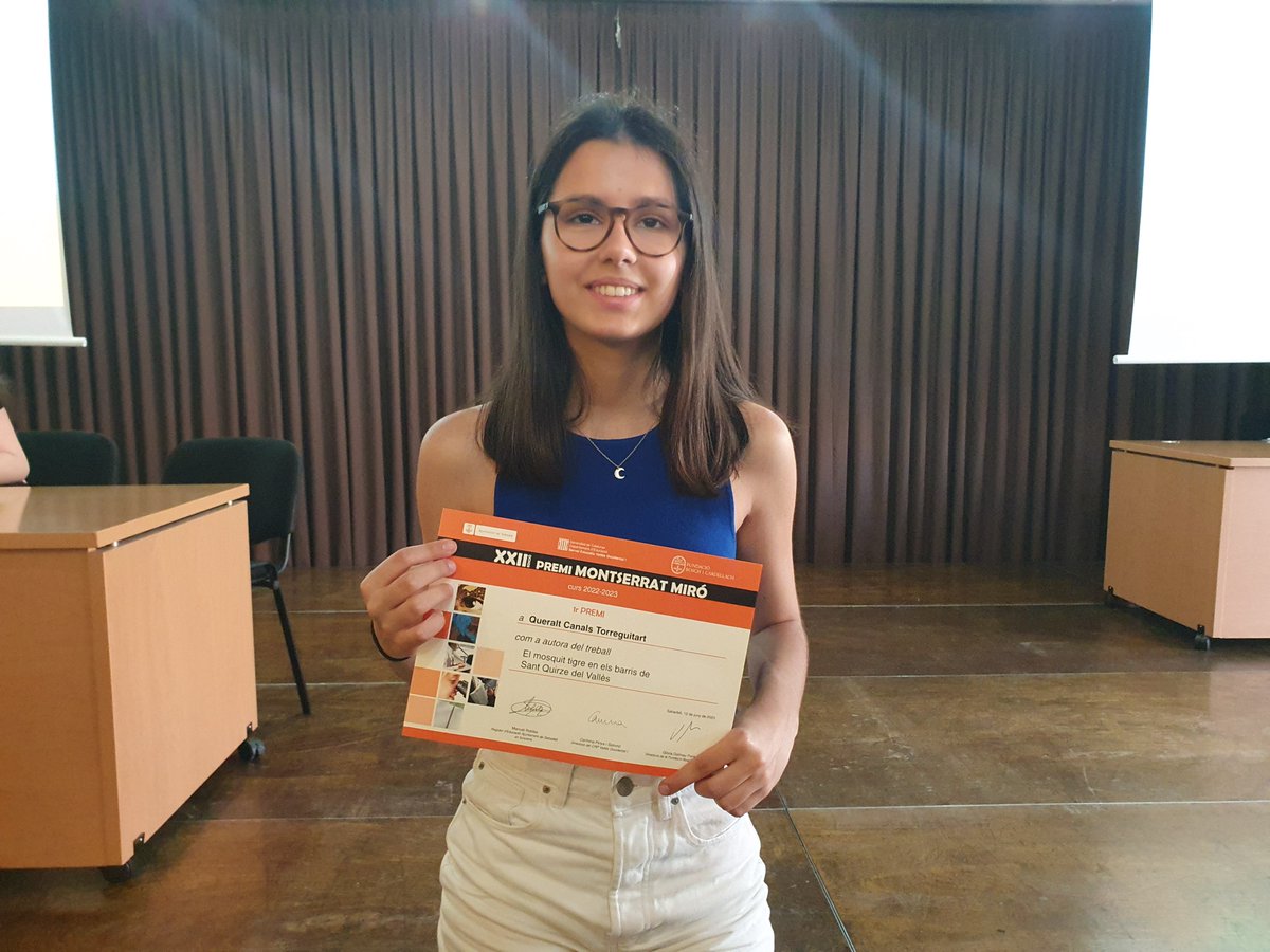 ajsantquirze's tweet photo. ❤️💚 La santquirzenca Queralt Canals, guardonada amb el primer premi Montserrat Miró i Marimon, un certamen que distingeixen els millors treballs de recerca d'estudiants de secundària.

👏👏 Enhorabona, Queralt! 

ℹ️👉 https://t.co/5xrl5eAEWb

#GentdeSQV #santquirzealcor https://t.co/xbSuj2BuQk