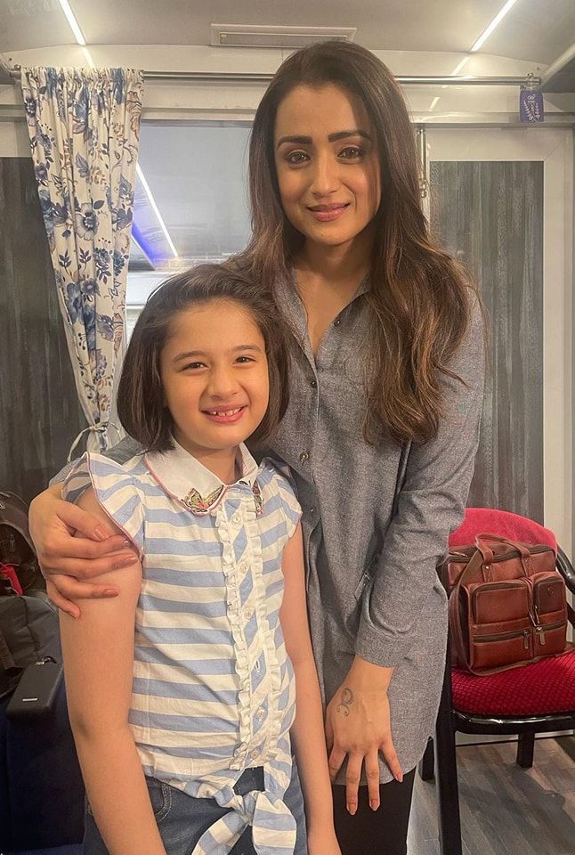 kollywoodnow's tweet photo. Simple and cute Recent click of Ever gorgeous 😍🫶🏼
#Trisha ❤🔥🔥with her kutty fan ❤️✨
#Leo 🔥#Theroad #Sathurangavettai2 #raangi #PS2 #Trisha67 #Thalapathy67 #Queenofsouthindia #Ktown #TamilActress #kollywood #TamilCinema #Tamilmovies https://t.co/0KKnlSlOij