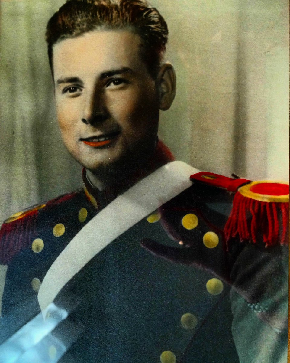 Fotografía coloreada del Granadero clase 1925 Horacio Juan Farías. Década de 1940

#ArchivoRgc #Granaderos #Granadero #HerederosDelLibertador #UnRegimientoConHistoria #SomosHistoriaViva instagram.com/p/CtbdYtnuIfa/…