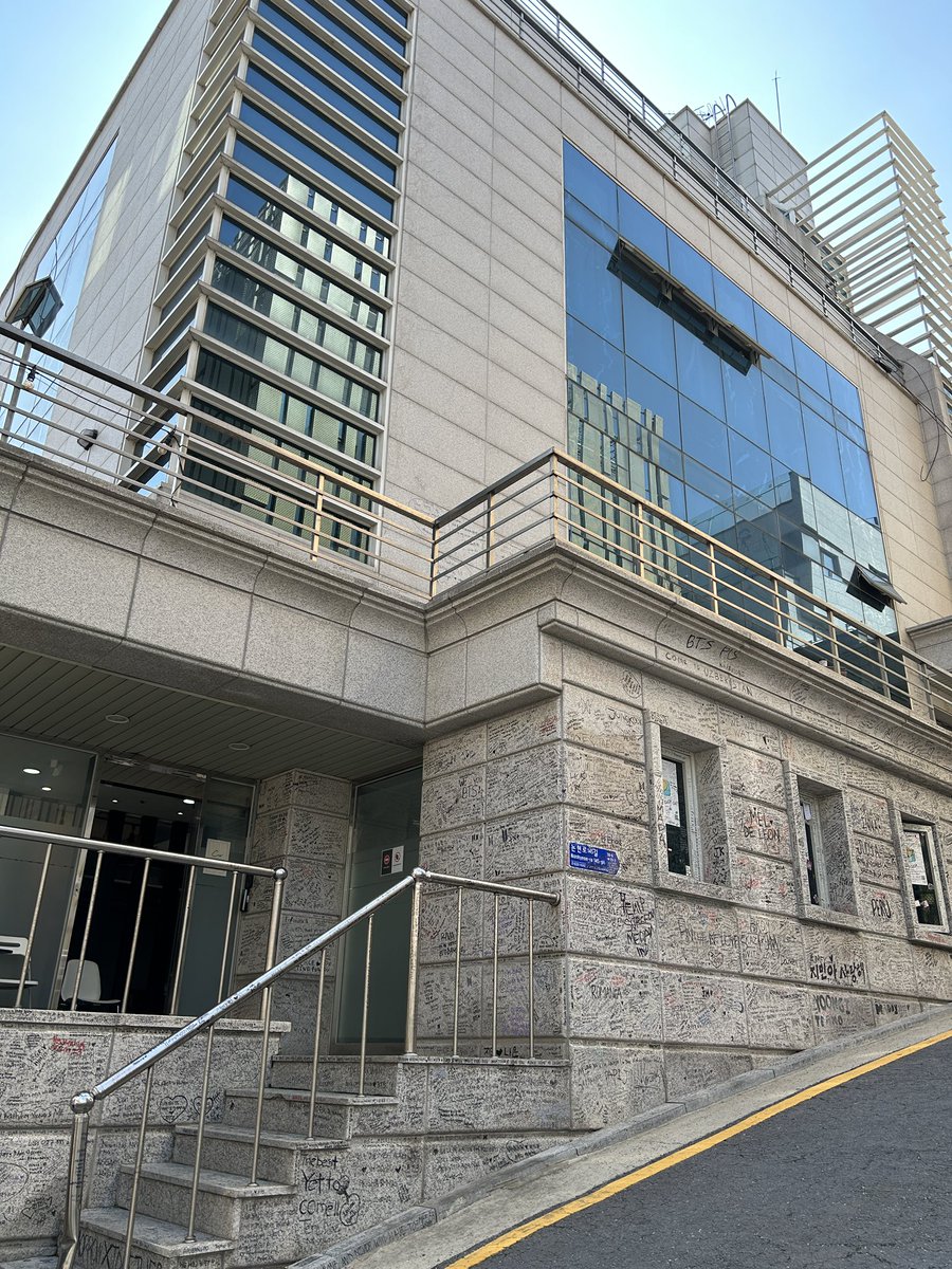 inner_cypher's tweet photo. spent the day visiting iconic bts places to celebrate festa !!! first stop: hakdong park, old bighit bldg, and 1st dorm 💜🥹 https://t.co/nQiksAbVHU
