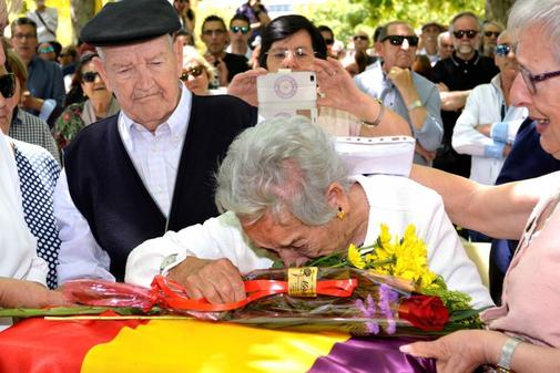 ARMH_Memoria's tweet photo. Ha muerto Martín Díaz Muñoz. En una fosa en Palencia aparecieron los restos de su madre, Catalina Muñoz,  y su sonajero.

El fascismo arrasó con vidas, sueños, proyectos colectivos e infancias.

Esta es la canción que le dedicó Joaquín Carbonell. https://t.co/d7llkht7tu https://t.co/Fd5TbNMEbP