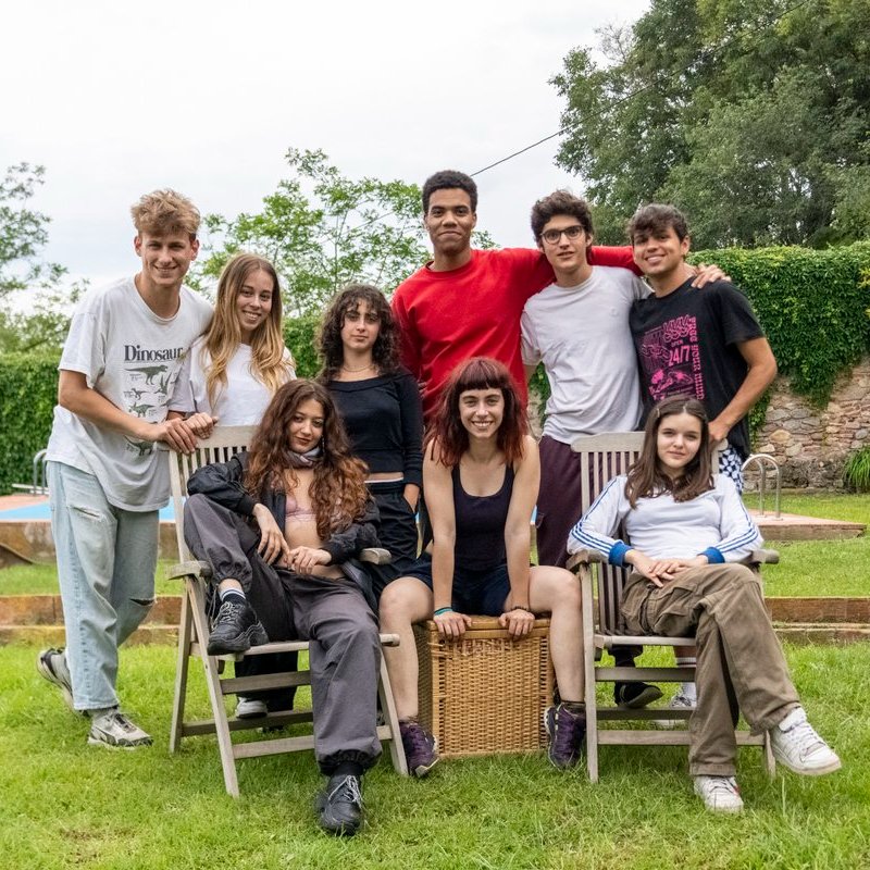 som3cat's tweet photo. 🏕🌳 Unes colònies d'estiu, primeres vegades que marquen la vida, i molta música en català: estem rodant la sèrie "Jo mai mai" #JoMaiMaiTV3 

👉 https://t.co/isO7bxdm4w https://t.co/lB570mzEE0
