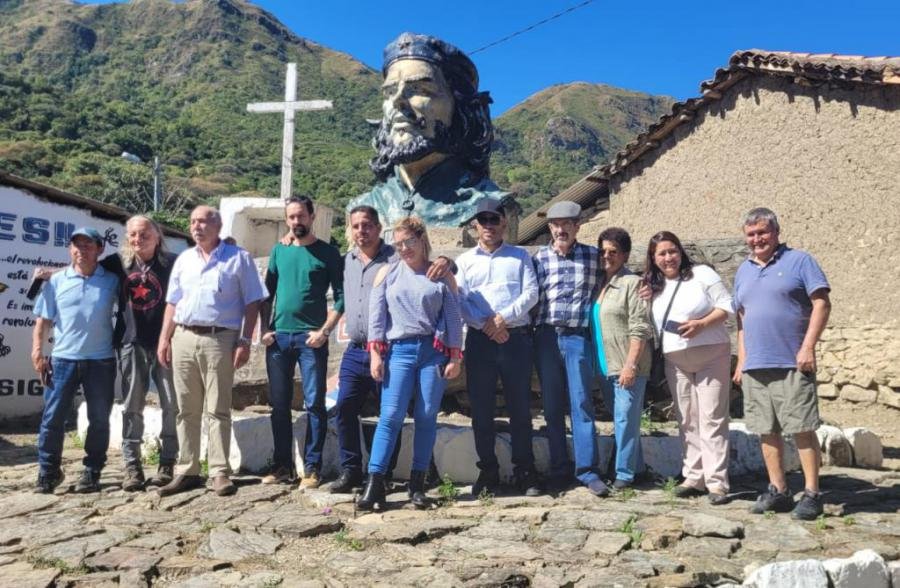 PineroIzquierda's tweet photo. Nunca faltan los que llegan hasta la Higuera a rendirle homenaje a la leyenda del Guerrillero Heroíco. #ComoE https://t.co/RpwPXTaK1u
