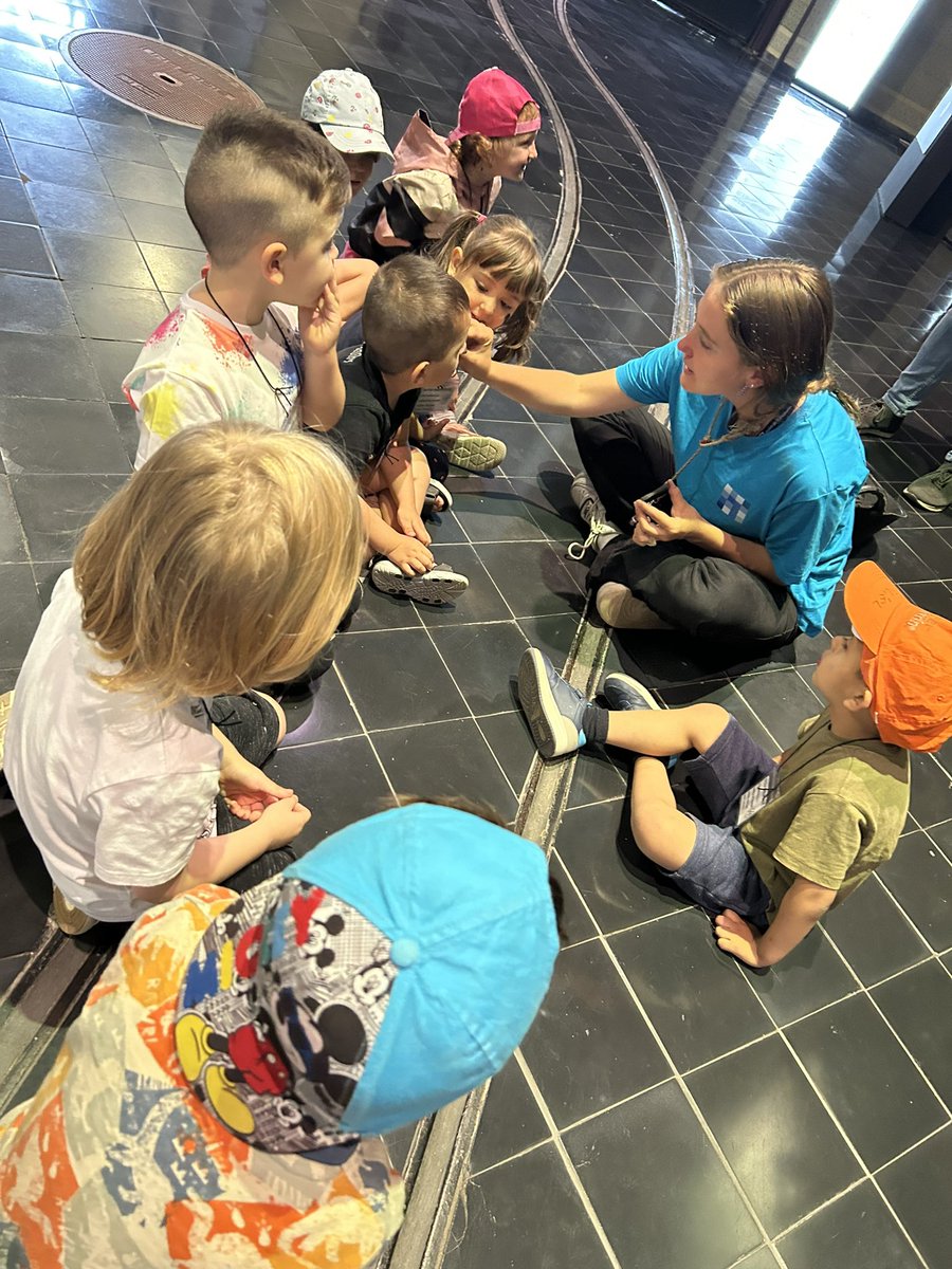 anselm_de's tweet photo. Els nens i nenes de la classe Mireia Belmonte d'I3 hem anat al Museu de les Aigües d'excursió. Hem buscat la Fada Biela que sempre arregla les màquines que s'espatllen... Hem vist la vagoneta de carbó i ens hem pintat per fer de carboners! https://t.co/7BewMgXZEg