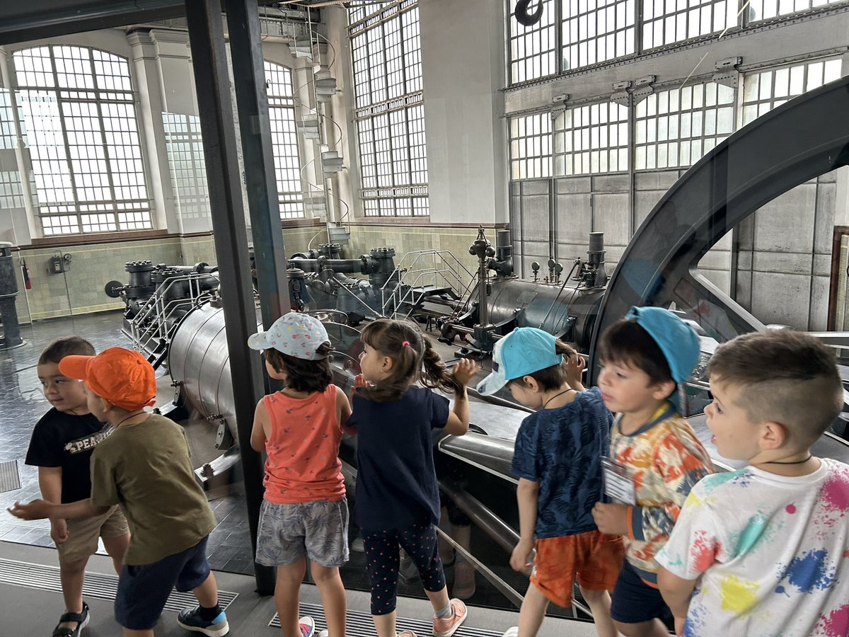 anselm_de's tweet photo. Els nens i nenes de la classe Mireia Belmonte d'I3 hem anat al Museu de les Aigües d'excursió. Hem buscat la Fada Biela que sempre arregla les màquines que s'espatllen... Hem vist la vagoneta de carbó i ens hem pintat per fer de carboners! https://t.co/7BewMgXZEg