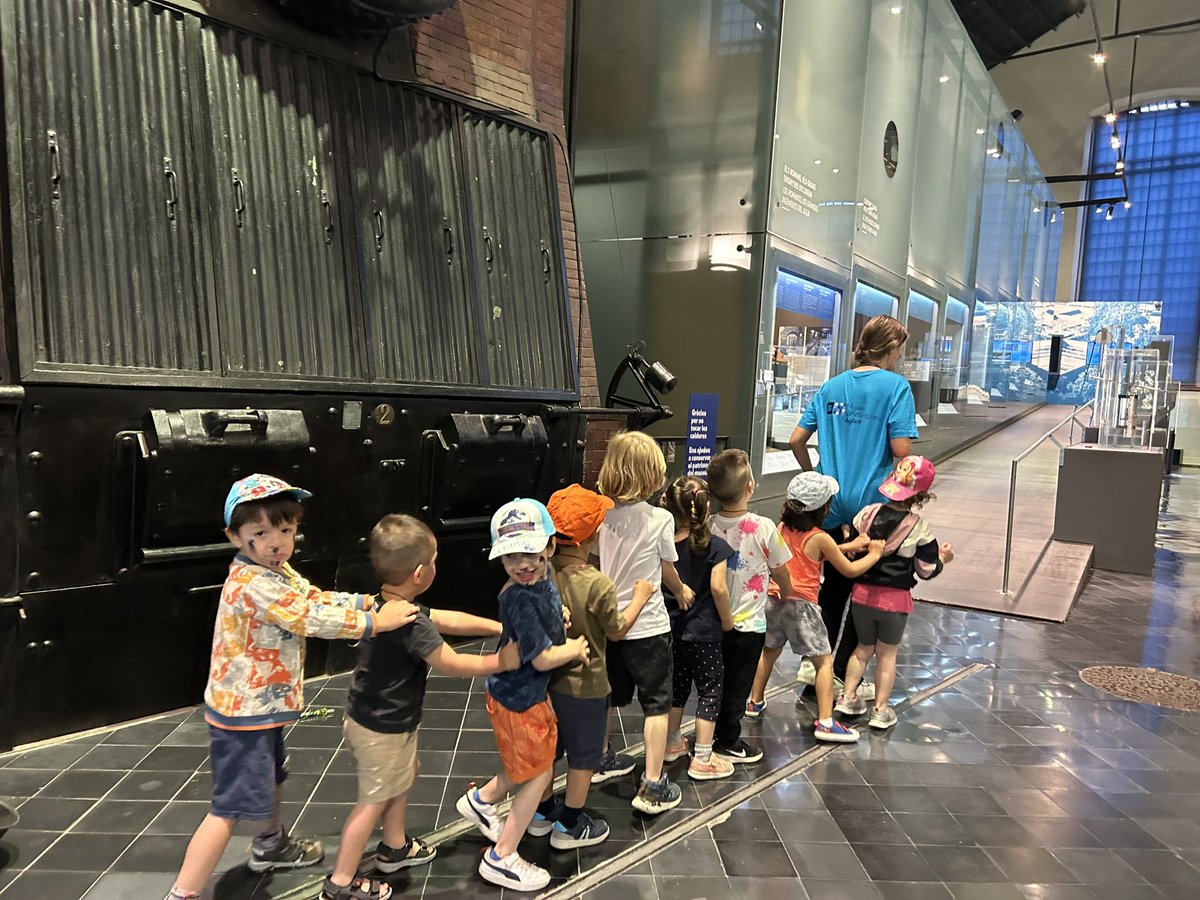 anselm_de's tweet photo. Els nens i nenes de la classe Mireia Belmonte d'I3 hem anat al Museu de les Aigües d'excursió. Hem buscat la Fada Biela que sempre arregla les màquines que s'espatllen... Hem vist la vagoneta de carbó i ens hem pintat per fer de carboners! https://t.co/7BewMgXZEg