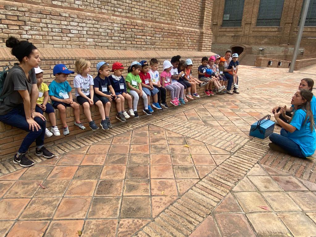 anselm_de's tweet photo. Els nens i nenes de la classe Mireia Belmonte d'I3 hem anat al Museu de les Aigües d'excursió. Hem buscat la Fada Biela que sempre arregla les màquines que s'espatllen... Hem vist la vagoneta de carbó i ens hem pintat per fer de carboners! https://t.co/7BewMgXZEg