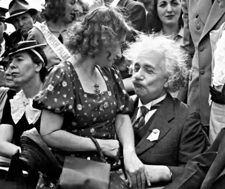 anitaezati's tweet photo. عن عاقای کثافت ب ما ک میرسید E=mc²😂 https://t.co/G12Wan42w0