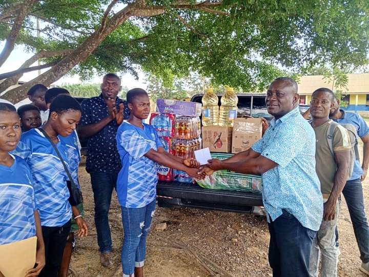 Is_Egyir's tweet photo. HON. Robert Wisdom Cudjoe 
Yesterday Monday June 12 presented some food items to the Bogoso based ladies football club, Immaculate Ladies. As they prepare to play their middle - league in Takoradi.

Keep winning girls. https://t.co/w2Z0APofIP