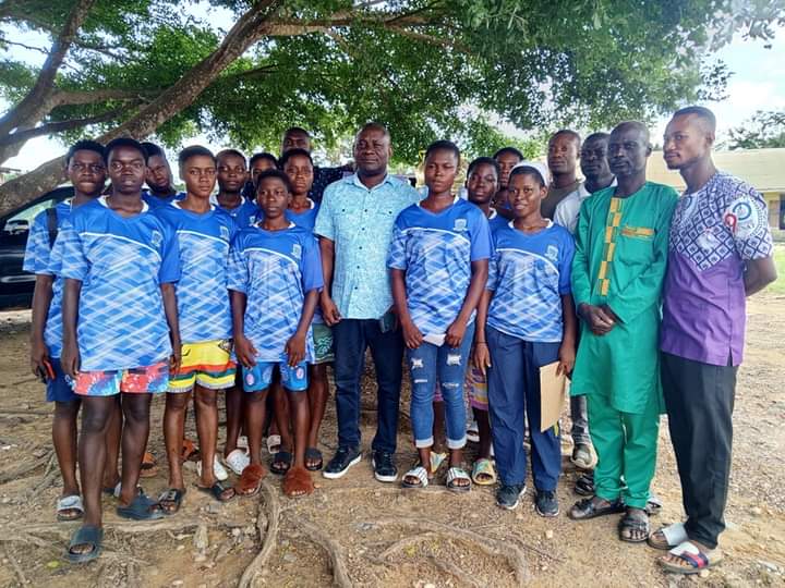 Is_Egyir's tweet photo. HON. Robert Wisdom Cudjoe 
Yesterday Monday June 12 presented some food items to the Bogoso based ladies football club, Immaculate Ladies. As they prepare to play their middle - league in Takoradi.

Keep winning girls. https://t.co/w2Z0APofIP