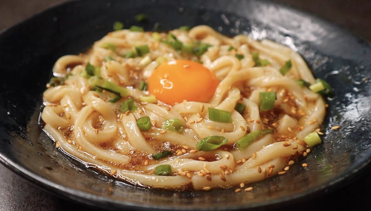 この夏、絶対に何度も作ってしまう…  火も包丁も使わずにできる【冷やし油うどん】のレシピは材料費も60円！