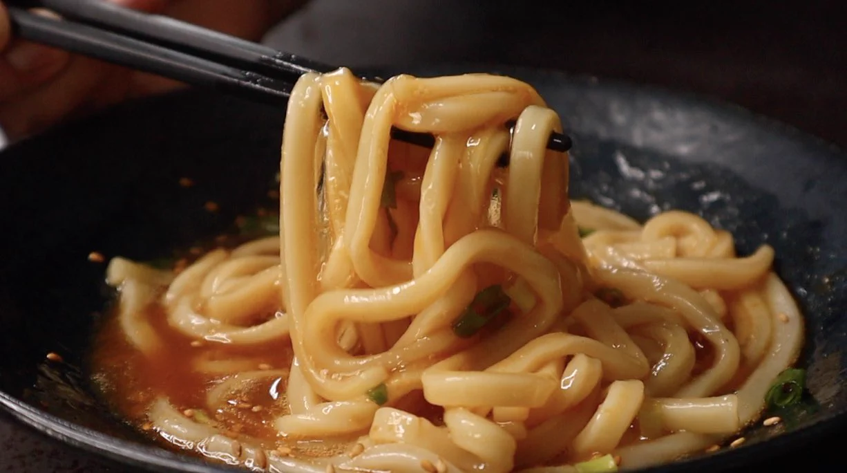 この夏、絶対に何度も作ってしまう…  火も包丁も使わずにできる【冷やし油うどん】のレシピは材料費も60円！