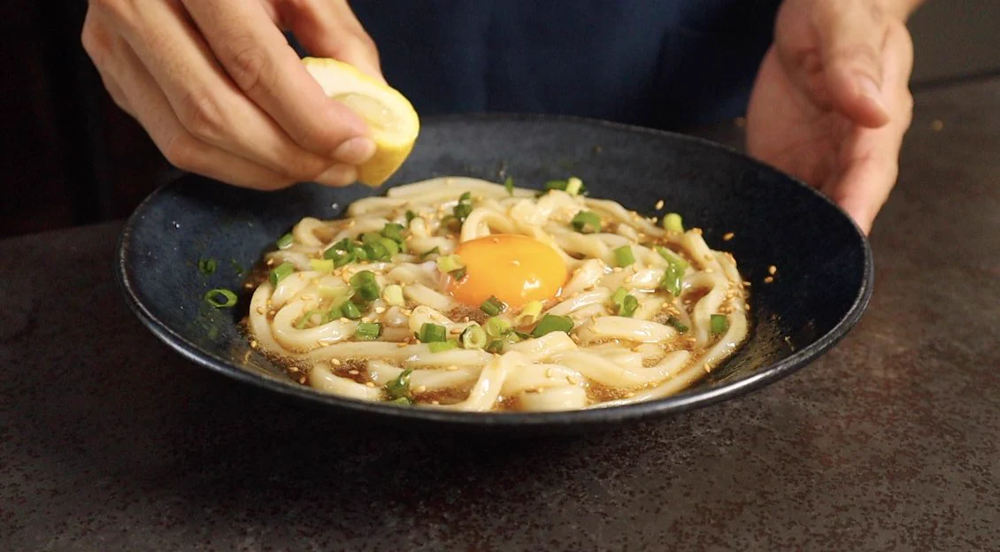 この夏、絶対に何度も作ってしまう…  火も包丁も使わずにできる【冷やし油うどん】のレシピは材料費も60円！
