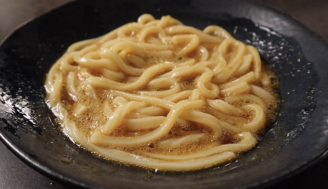 この夏、絶対に何度も作ってしまう…  火も包丁も使わずにできる【冷やし油うどん】のレシピは材料費も60円！