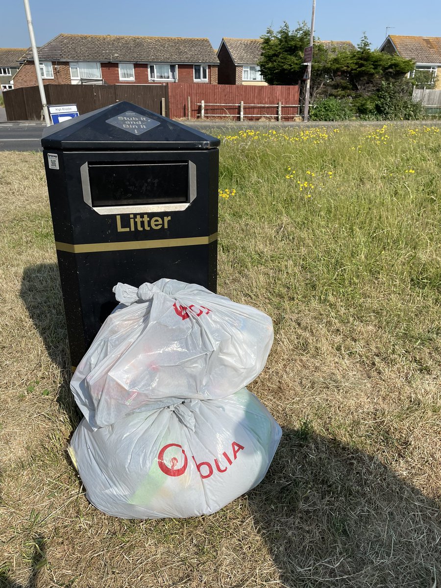 More visitors, more lazy rubbish @CornishSpliced @2minutehq #plastic #rubbish #doingourbit #recycle #beachclean #loveourbeach #lazy @fstonehythedc