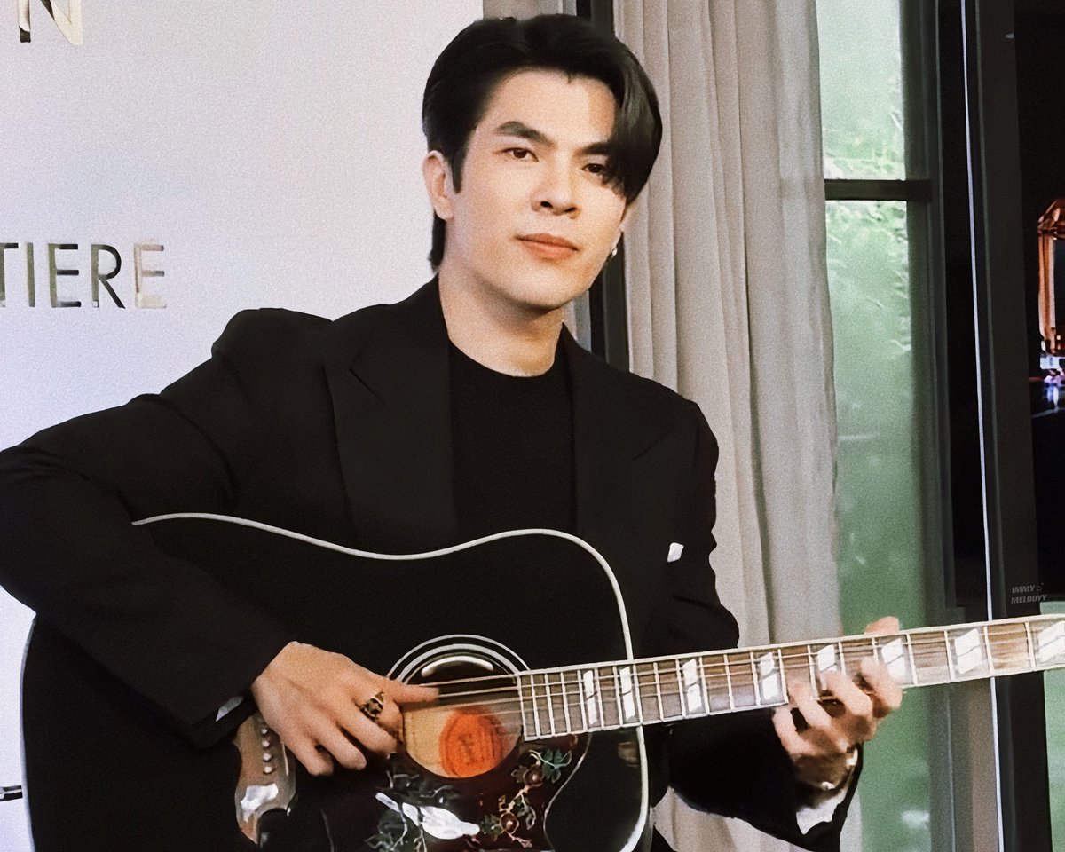 immymelodyy's tweet photo. ศิลปินคนโปรดอยู่ในโหมด Friend of GUERLAIN 🎸✨🐝

ꕀ #GuerlainTHxMile 
꒰ @milephakphum : #MilePhakphum ꒱ https://t.co/nqB2MC5XlV