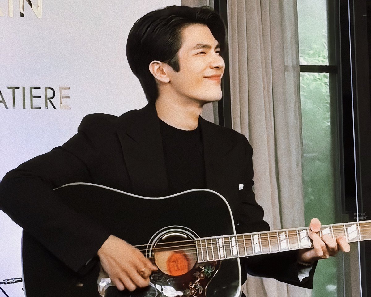 immymelodyy's tweet photo. ศิลปินคนโปรดอยู่ในโหมด Friend of GUERLAIN 🎸✨🐝

ꕀ #GuerlainTHxMile 
꒰ @milephakphum : #MilePhakphum ꒱ https://t.co/nqB2MC5XlV