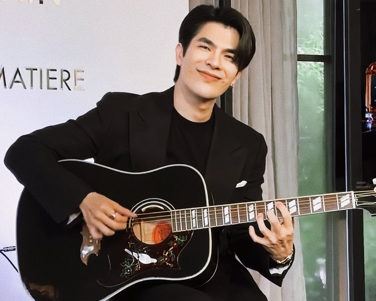 immymelodyy's tweet photo. ศิลปินคนโปรดอยู่ในโหมด Friend of GUERLAIN 🎸✨🐝

ꕀ #GuerlainTHxMile 
꒰ @milephakphum : #MilePhakphum ꒱ https://t.co/nqB2MC5XlV
