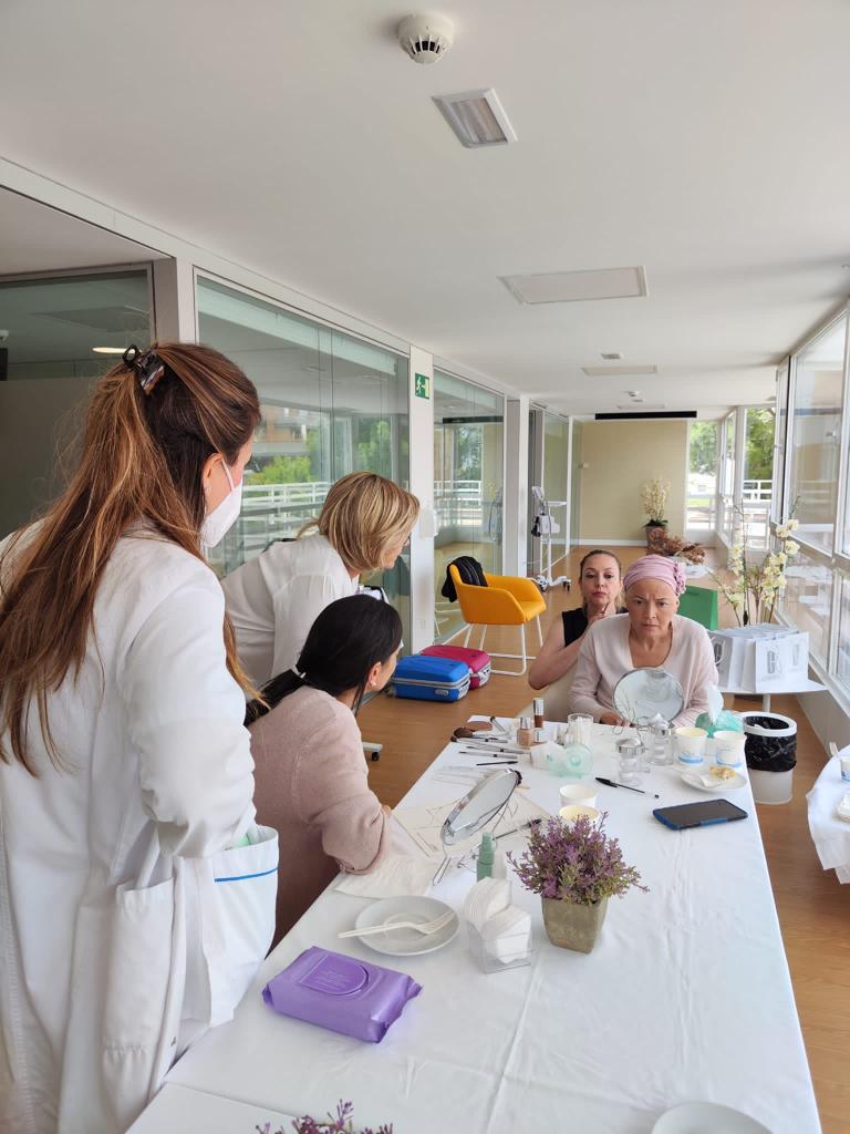 FundOncoayuda's tweet photo. Gran éxito del III Curso de Maquillaje Fundación ONCOAYUDA https://t.co/bYkfLdtSVW https://t.co/RlyfIu665m