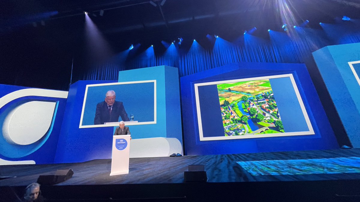 Fabriekstweet's tweet photo. ‘We hebben Nederland veel te ingewikkeld gemaakt’, zegt @jan_vanzanen in zijn verhaal over Nederland in 2040 bij de opening van het congres van @VNGemeenten. 
#vngcongres2023 #NL2040 #degrotevereenvoudiging
Zie voor het hele verhaal: 
https://t.co/hQkqMhhuW2
Denk mee! Doe mee! https://t.co/hGozhKskL7