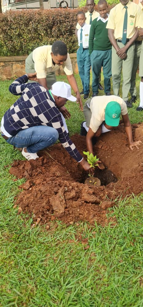 SavegreeneryUg's tweet photo. Through our ongoing Green awareness campaign in schools, we visited Bethany High school, engaged students about best practices of env't conservation, had a spirited presentation from students towards env't conservation.
We planted trees as we concluded our day's activity!! https://t.co/vjiZpcgAqy