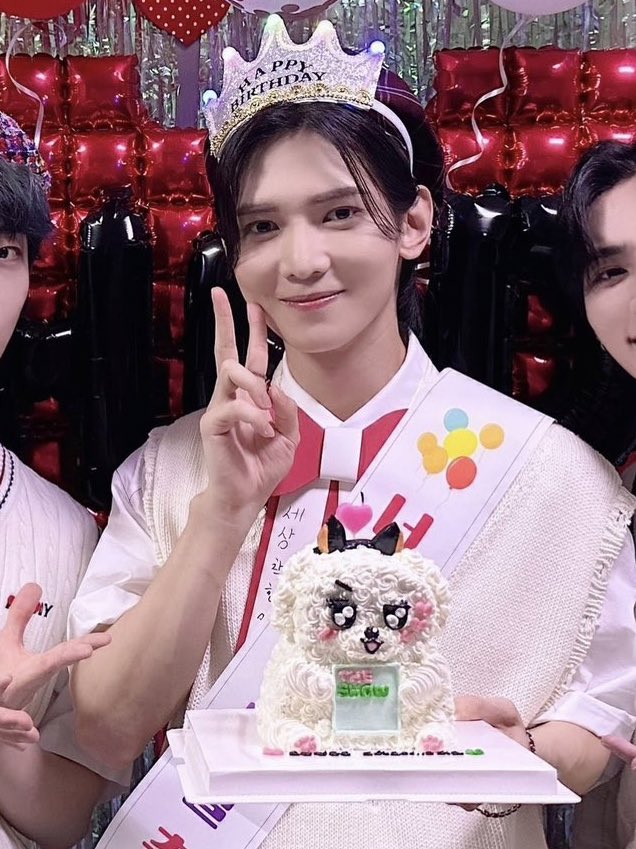 oddeyeosang's tweet photo. maltese cake with doberman ears and the hearts for his birthmark…. killing myself https://t.co/N82LdXw3rr