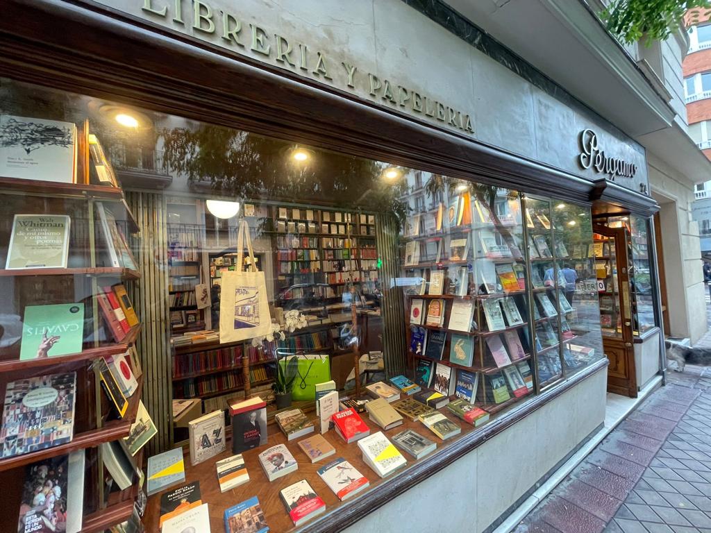 AvizorEdiciones's tweet photo. Puedes encontrar 'Un lugar para Dom' en librerías como Machado, Naos, Cafebrería y Pérgamo, además claro de en nuestra web!
#avizorediciones #FLMadrid22 #HojeaElMundo #lectura #libros #libro #leer #book #literatura #bookstagram #books #frases #escritor #reading #lecturas #españa https://t.co/ks4QonsBLR