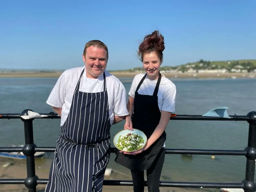 Fancying a light bite whilst watching the waves rolling by? We have some beatufil light options to enjoy whilst sipping on a cocktail in the sun. Chefs Kirstie & Lucas popped onto the Quayside to show one of our new dishes. #SummerAtYoungs #SummerSalad #YoungsChefs @YoungsPubs