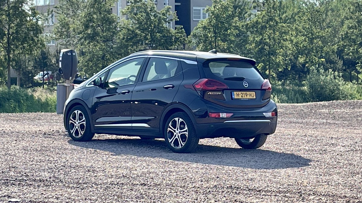 Dr_Eco_EV's tweet photo. Ese gran desconocido. @opel Ampera-e un gran EV que llegó a Europa en un mal momento. Lastima que no llegara a nuestro mercado. Me encanta ver unidades en persona, aunque sea en 🇳🇱 🚗🔋🔌 #opel #amperae #ev #electrificate https://t.co/QKkwYCZa81