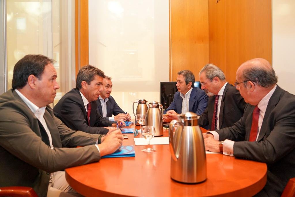 CTuria's tweet photo. Un torero, un chaquetero y un maltratador ex militante de Fuerza Nueva, negociando el gobierno de la Generalitat Valenciana. La España cañí y casposa aterriza en Valencia. Y será el vicepresidente de Mazón (PP). https://t.co/MW5IXufAEZ