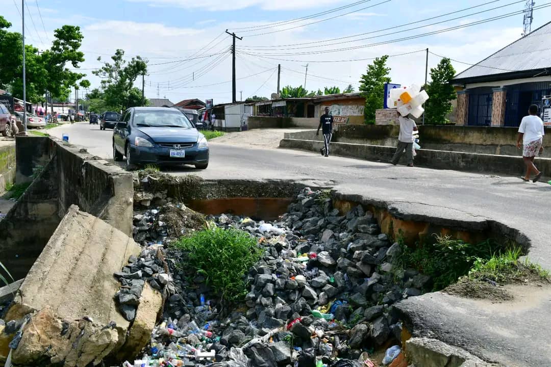 Yesterday, i Inspected some Erosion Sites, as i was accompanied by my Deputy Governor, @realPeterOdey bemoaned the danger posed to residents of the affected areas and state.

This had become necessary for me to familiarise with some of the adverse erosion sites in the state