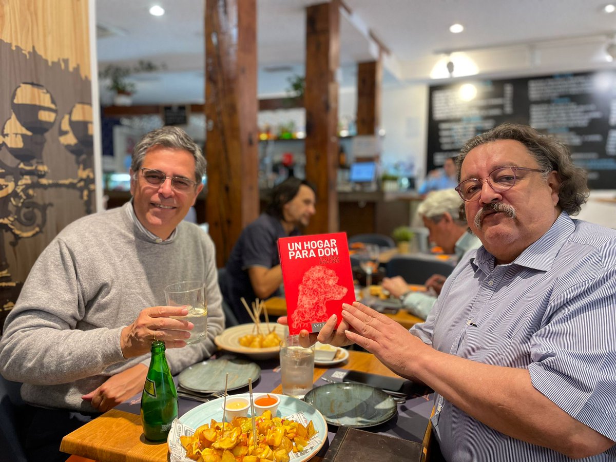 AvizorEdiciones's tweet photo. José Manuel Cajigas, editor de Avizor, con el escritor mexicano Jorge F Hernández, director de la librería Pérgamo, con un ejemplar de 'Un hogar para Dom' en sus manos
#avizorediciones #FLMadrid22 #HojeaElMundo #lectura #libros #libro #leer #literatura #bookstagram #leerdasueños https://t.co/HXzFLR2biJ