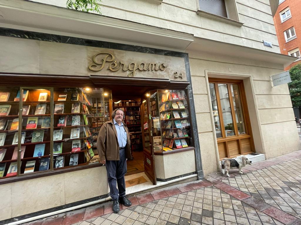 AvizorEdiciones's tweet photo. José Manuel Cajigas, editor de Avizor, con el escritor mexicano Jorge F Hernández, director de la librería Pérgamo, con un ejemplar de 'Un hogar para Dom' en sus manos
#avizorediciones #FLMadrid22 #HojeaElMundo #lectura #libros #libro #leer #literatura #bookstagram #leerdasueños https://t.co/HXzFLR2biJ