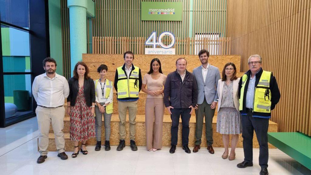 Los madrileños nunca olvidaremos el ejemplo de profesionalidad de @mercamadrid_hoy en momentos tan complicados como la pandemia y Filomena Es un orgullo contar con uno de los mejores mercados centrales del mundo, referente en innovación Gracias por vuestro trabajo y compromiso