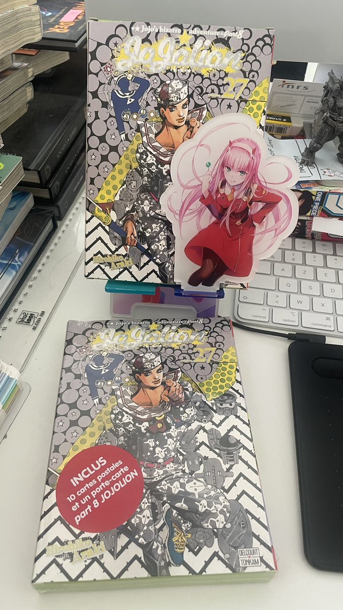 ShinobiYao's tweet photo. Arrivage au bureau du #jojolion 27 et ses #goodies Plus la preview de #crazyD #jojobizarreadventure https://t.co/o5R6nQPfdX
