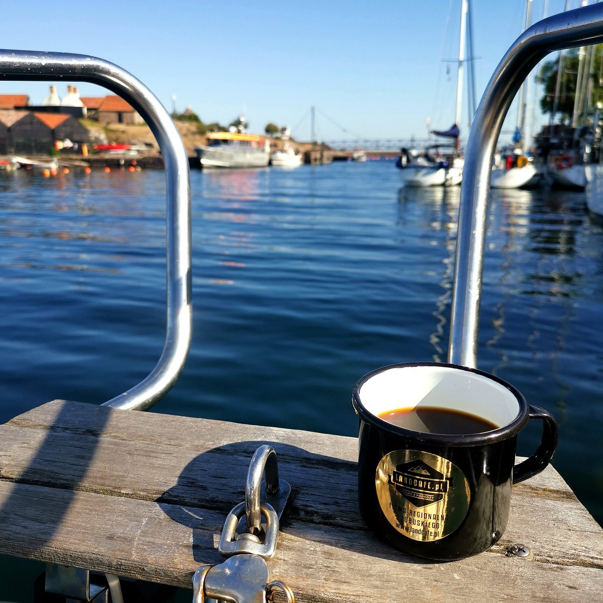 LandCafe_pl's tweet photo. Pozdrowienia z duńskiej wyspy Christiansø. W kubku Etiopia Yirgacheffe, a wokół przystań jachtowa i przepiękne widoki. Przepis na doskonały poranek od #landcafepl ☕⛵👍
.
#kawa #klubkawowy #porannakawa #naurlopie #sailing #zagle #baltyk https://t.co/ZdPhVUoWFS