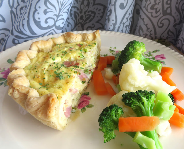 MarieRYnr's tweet image. Perfect mini quiche for two. Rich, creamy deliciousness studded with ham and cheddar, baked in a buttery, flaky crust. What&apos;s not to love? theenglishkitchen.co/2023/06/mini-q… #food #quiche #cookingfortwo #eggs #delicious #creamy #cheesy #tasty #whatsfordinner #yummy #recipe #Nomnom