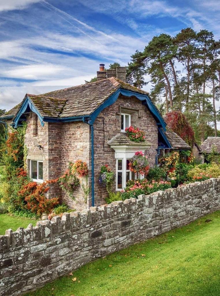 A pretty cottage near the market town of Crickhowell, Wales.
Bob Radlinski.