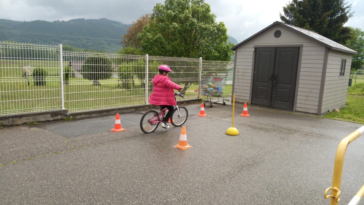 Preventionrout's tweet photo. [Nos actions en régions] Motivés et pédagogues, nos bénévoles sont intervenus à #Arenthon (74) pour sensibiliser les écoliers  ! 

#aPR #prerventonroutierre #educationroutiere #education #naer https://t.co/QHM1h5e92C