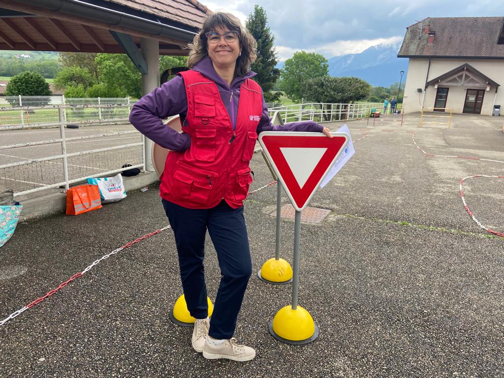 Preventionrout's tweet photo. [Nos actions en régions] Motivés et pédagogues, nos bénévoles sont intervenus à #Arenthon (74) pour sensibiliser les écoliers  ! 

#aPR #prerventonroutierre #educationroutiere #education #naer https://t.co/QHM1h5e92C