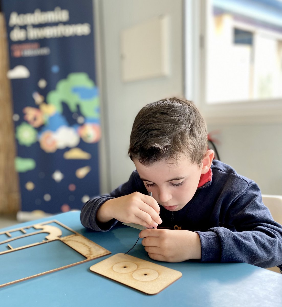 ¿Ya tienes tu plaza para Inventaland? 🚀 
Un montón de tornillos, motores y cables están preparados para ser ensamblados en sus chasis de madera. ¿Será tu niño/a el próximo inventor capaz de montarlos? 🤖
📍Zaragoza y Madrid