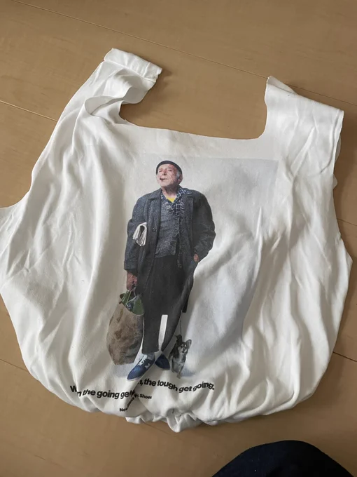 お気にTシャツ、よれちゃって着れなくなったけど捨てるのは忍びない…のでエコバッグにしました。 これでいつでも一緒だねおじいちゃん。