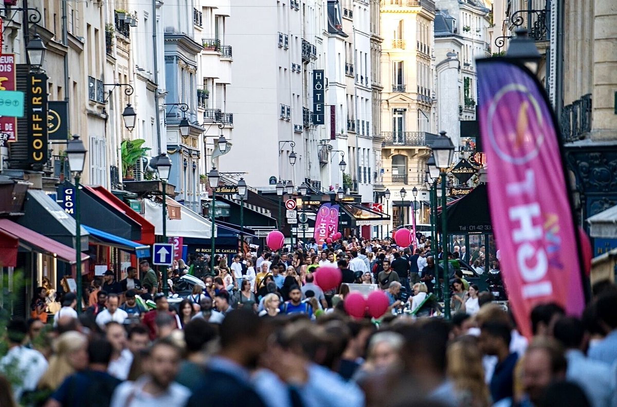 VivaTech's tweet photo. Twas' the eve before #VivaTech... That can only mean one thing... It's Viva Night 🌙🎉

🕕 6:00 pm📍 Rue Montorgueil

Meetups, networking, &amp; good vibes all along the street. FREE drinks &amp; food for exhibiting startups! 🍻

See you tonight, don't get cold feet on us 🎈 #VivaTech https://t.co/tyNSOm7Lsd