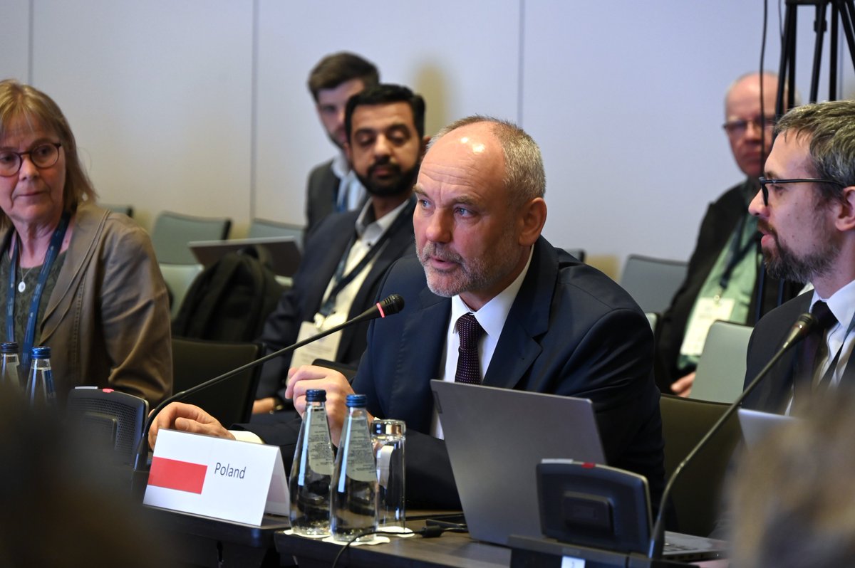 MKiS_GOV_PL's tweet photo. Wiceminister Piotr Dziadzio podczas warsztatów w ramach #CSLF: Ministerstwo Klimatu i Środowiska prowadzi prace nad usunięciem barier legislacyjnych dla rozwoju #CCS, np. poprzez nowelizację Prawa geologicznego i górniczego. https://t.co/cEzbyLz9A6