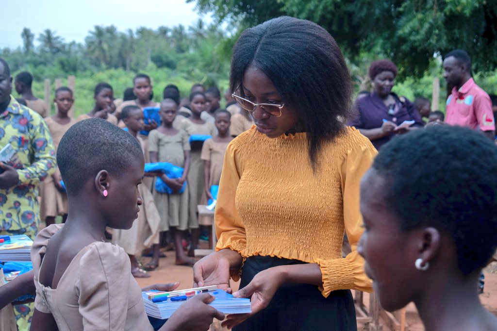À l'entame de l'année scolaire 2022-2023, des candidates au #CEPD recevaient des fournitures scolaires de la part de <a href="/group_nrg/">NRG group</a> en guise d'encouragement pr l'obtention de leur 1er diplôme d'étude. 
Aujourd'hui, ns leur souhaitons un bon examen et que la #réussite soit des leurs.