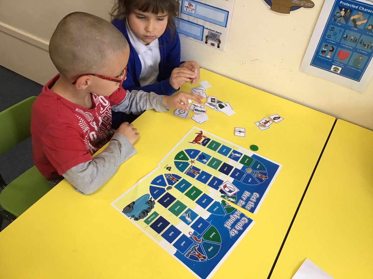 A few snaps from the rest of our Phonics Bootcamp last week. The children are feeling very confident in their sounds and have had so much fun playing the different games @simonsideschool