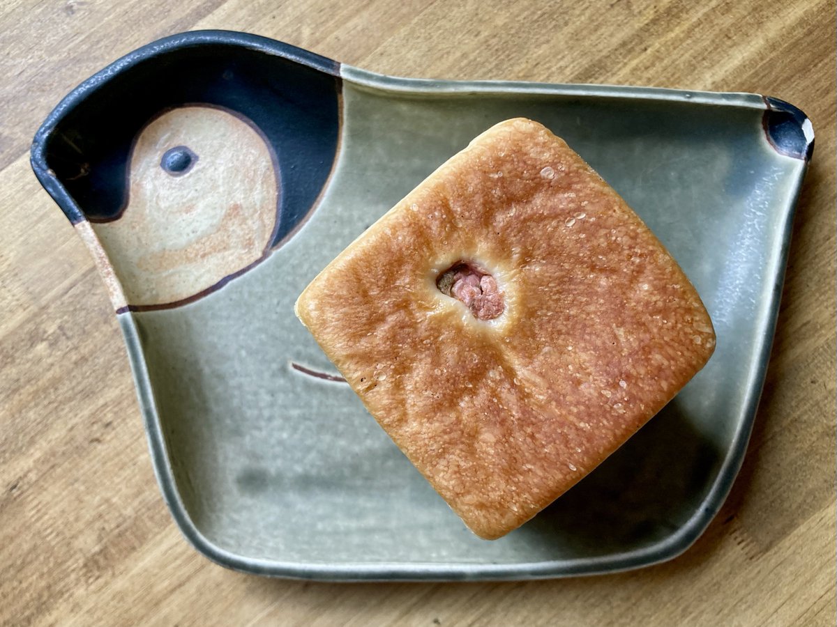 Leconte_'s tweet photo. うちの定番のパン🥖🥐🍞やケーキ🍰が幼い頃からシェ・リュイなのは、通っていた稽古ごとの近くに創業者様の奥様が切り盛りされていた店舗があったから、です。その店舗の存在は特殊で、HPリニューアル前に掲載されていた会社沿革にも記載のないシェ・リュイでした(その店舗は2006年4月閉店)。 https://t.co/YbQcreOaN2