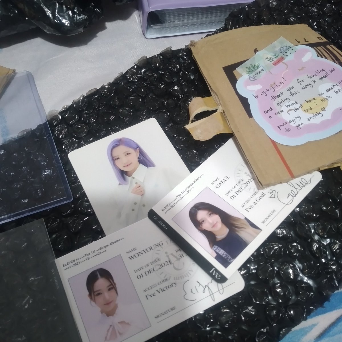 _y_u_j_i_n's tweet photo. HELLO PO @neauji OMG RECEIVED IT NA PO OMG SMXMZAZMQMSMQMSM πππ ANG GANDA NILA THANK YOU PO HUHUHU
And official po ba ung freebie? TT thank you po huhu
#fromneau https://t.co/S2MoeYZumO