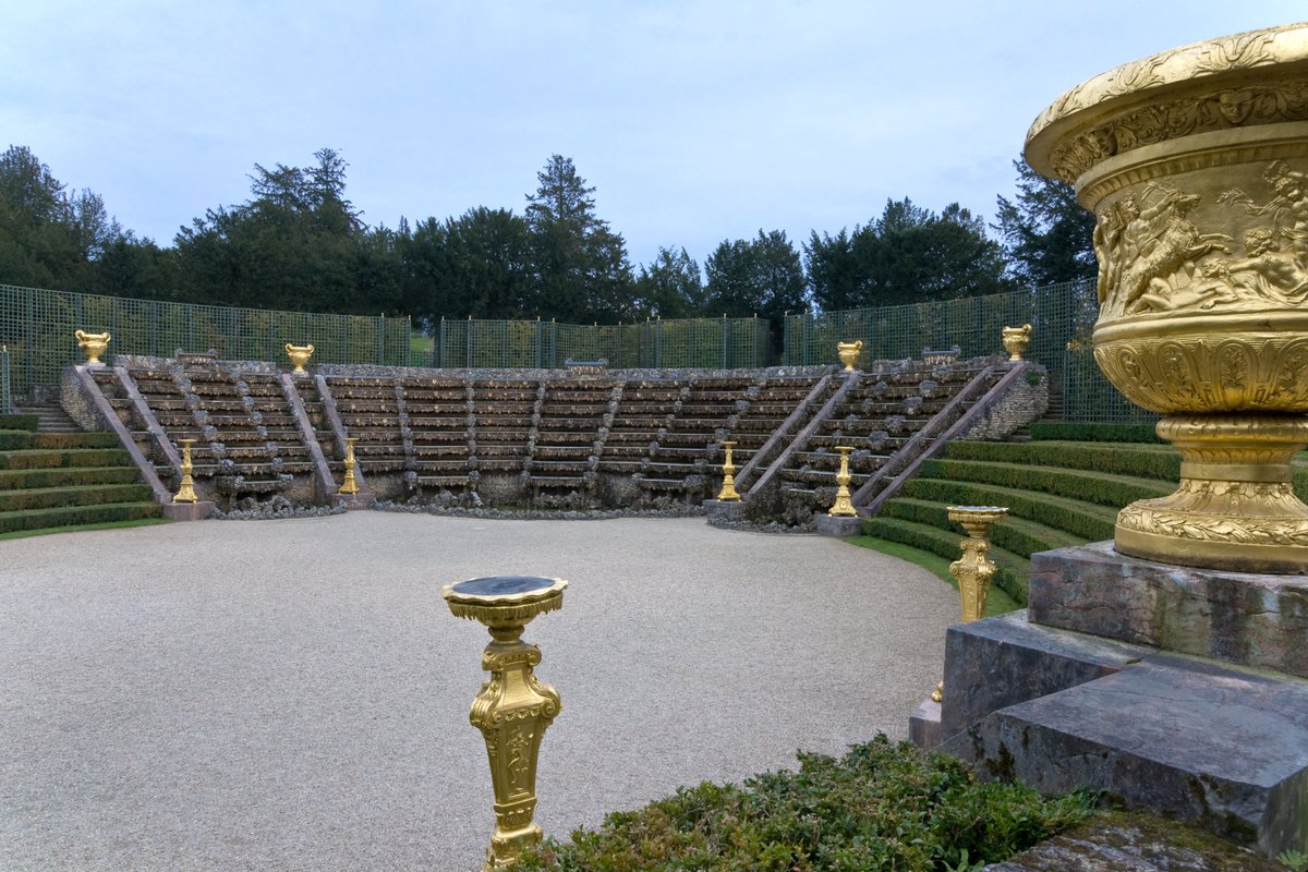 Artips_fr's tweet photo. Aujourd'hui on découvre qu'il y a de tout dans les jardins de #Versailles 😍 Par ici pour une petite visite 👉 https://t.co/x97TTKm6Zj https://t.co/7hXOn6L64e